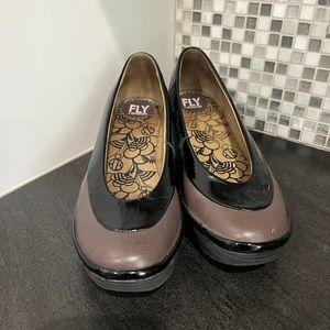 🔥🔥Woman’s Fly London wedge size 40